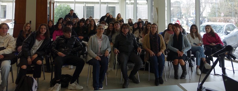 Docenti, ragazze e ragazze in biblioteca