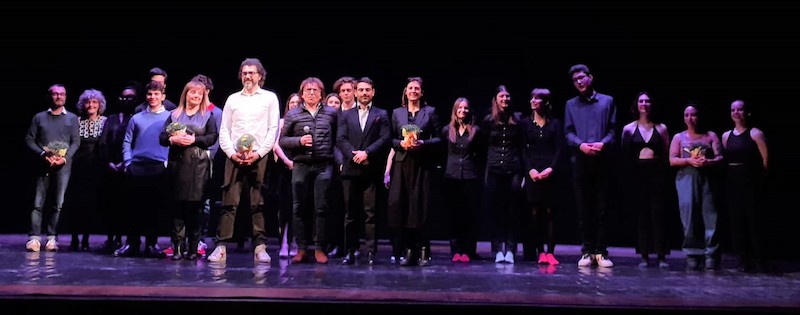 Ragazze e ragazzi sul palcoscenico