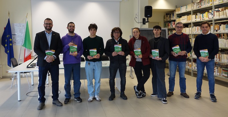 Rappresentati di istituto, dirigenti istituto e volontari Rotary in gruppo 