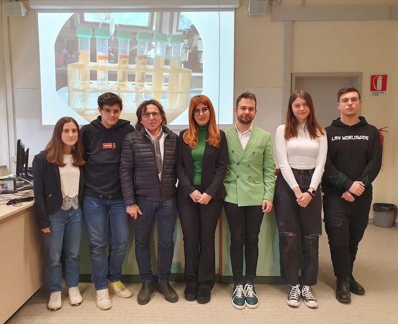Ragazze, ragazzi, relatori e dirigente