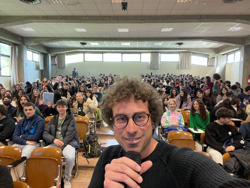 Matteo Cavezzali con studentesse e studenti