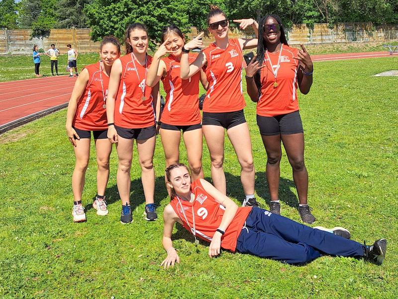 In basso:  Drago Benedetta 3AL Da sn in alto:  Fernandi Giulia 1BS, Ravagli Francesca 2AS, Astara Letizia 1ASA, Vecchi Agata 1CS, Odion Elena 2BSU.