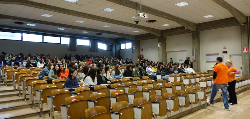 i relatori dialogano con le ragazze e i ragazzi i relatori dialogano con le ragazze e i ragazzi