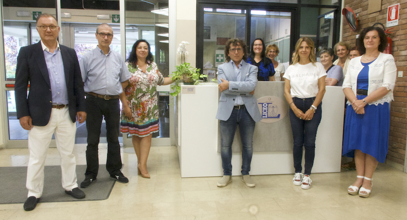 foto di gruppo del personale scolastico assieme ai donatori e fornitoriri